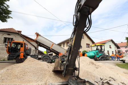 ASFALTIRANJE CESTE GORENJE OTAVE 03 FOTO LJUBO VUKELIČ